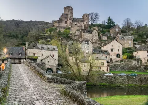 Le château de Belcastel dominant le pont gothique et la rivière Aveyron