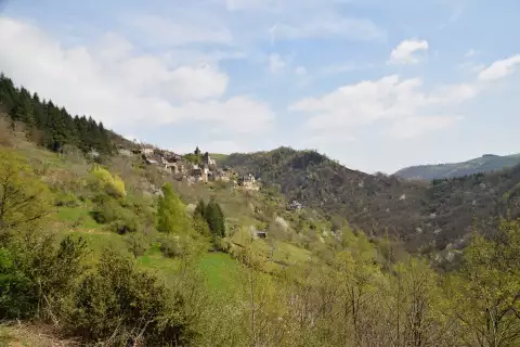 Le hameau de La Vinzelle perché sur son éperon rocheux au-dessus de la vallée du Lot, en Aveyron