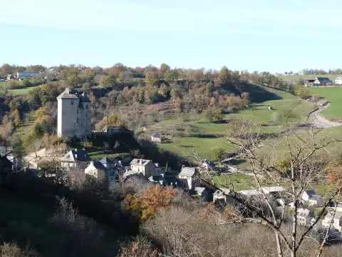 Le donjon de Muret-le-Château dominant le village, vu depuis la route de Lagnac, en Aveyron
