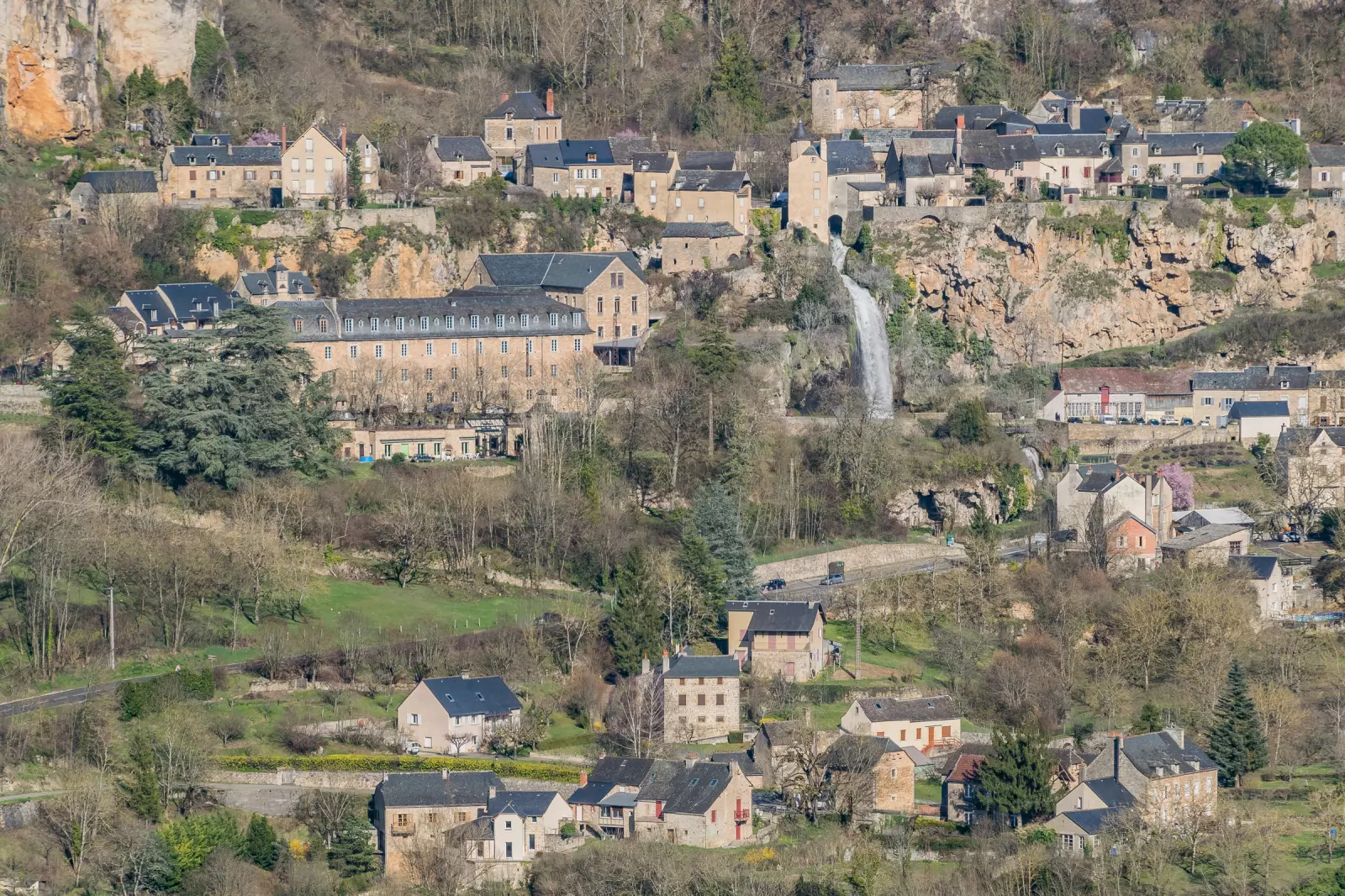 La cascade de Salles-la-Source jaillissant au cœur du village, en Aveyron