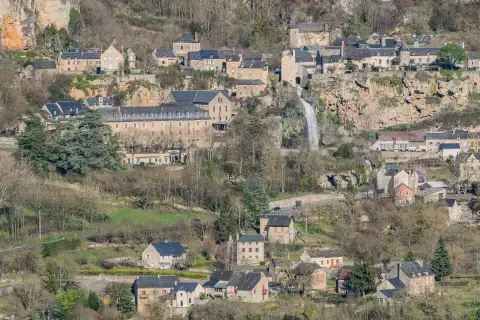 La cascade de Salles-la-Source jaillissant au cœur du village, en Aveyron